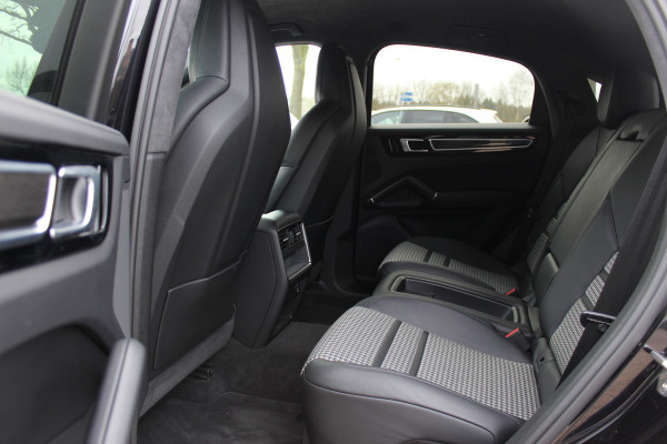 Porsche Cayenne Coupé 3.0 E-Hybrid 51.833 km! / Trekhaak / Camera / Lichtgewichtpakket / Carbon intr. / Luchtvering / 22'' / Softclose / Boxe / Sportstoelen / Sportdesign+Chrono / DAB / Stoelverwarming / Cruise Control