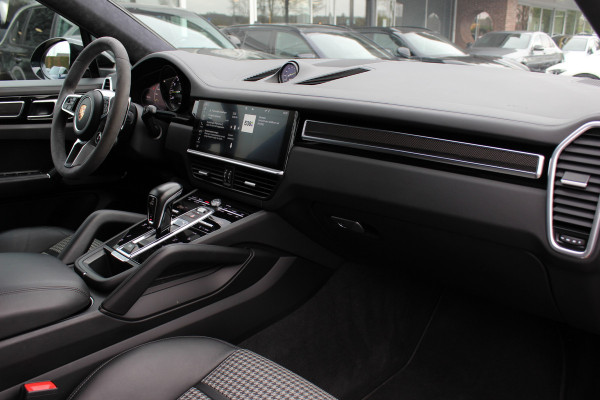 Porsche Cayenne Coupé 3.0 E-Hybrid 51.833 km! / Trekhaak / Camera / Lichtgewichtpakket / Carbon intr. / Luchtvering / 22'' / Softclose / Boxe / Sportstoelen / Sportdesign+Chrono / DAB / Stoelverwarming / Cruise Control