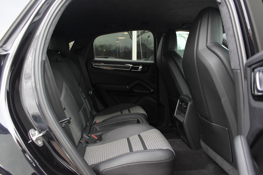 Porsche Cayenne Coupé 3.0 E-Hybrid 51.833 km! / Trekhaak / Camera / Lichtgewichtpakket / Carbon intr. / Luchtvering / 22'' / Softclose / Boxe / Sportstoelen / Sportdesign+Chrono / DAB / Stoelverwarming / Cruise Control