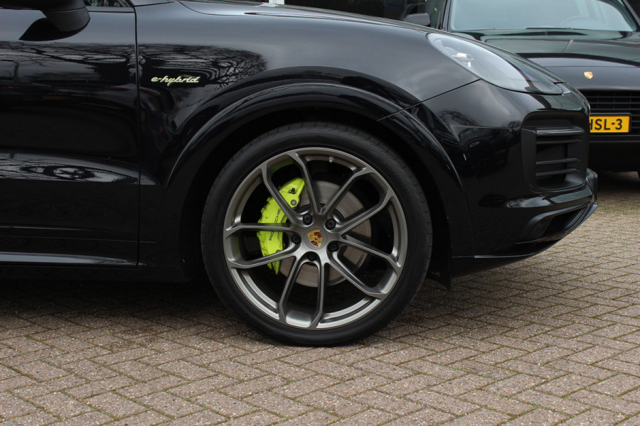 Porsche Cayenne Coupé 3.0 E-Hybrid 51.833 km! / Trekhaak / Camera / Lichtgewichtpakket / Carbon intr. / Luchtvering / 22'' / Softclose / Boxe / Sportstoelen / Sportdesign+Chrono / DAB / Stoelverwarming / Cruise Control