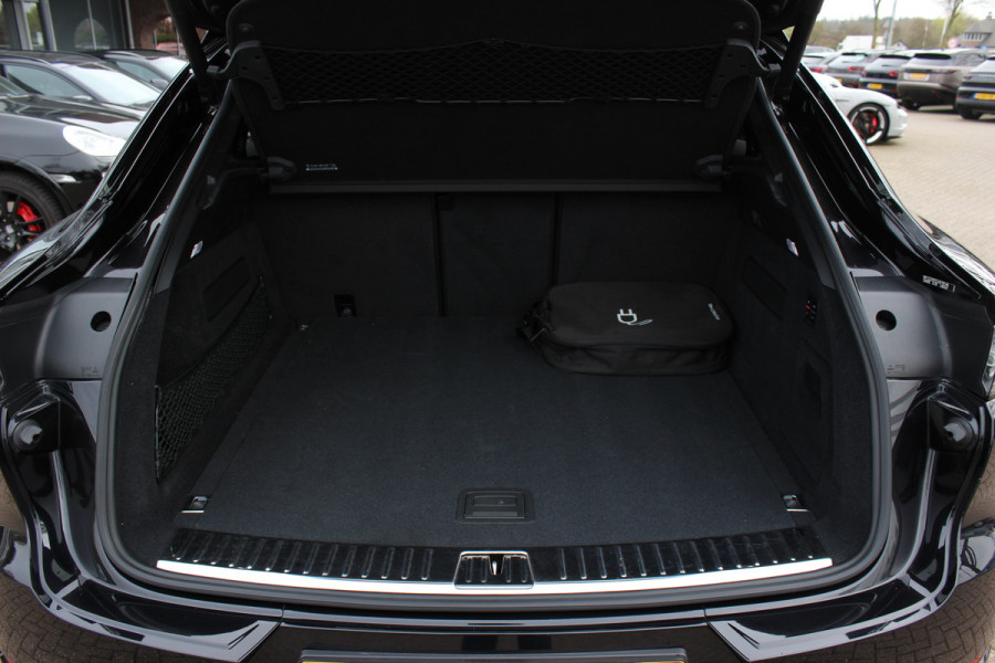 Porsche Cayenne Coupé 3.0 E-Hybrid 51.833 km! / Trekhaak / Camera / Lichtgewichtpakket / Carbon intr. / Luchtvering / 22'' / Softclose / Boxe / Sportstoelen / Sportdesign+Chrono / DAB / Stoelverwarming / Cruise Control