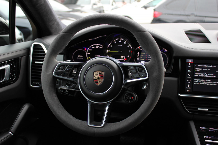 Porsche Cayenne Coupé 3.0 E-Hybrid 51.833 km! / Trekhaak / Camera / Lichtgewichtpakket / Carbon intr. / Luchtvering / 22'' / Softclose / Boxe / Sportstoelen / Sportdesign+Chrono / DAB / Stoelverwarming / Cruise Control
