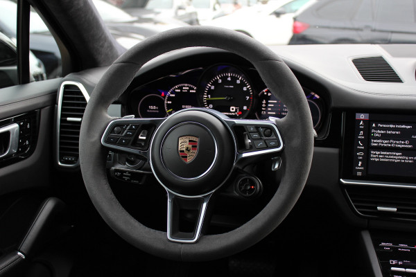 Porsche Cayenne Coupé 3.0 E-Hybrid 51.833 km! / Trekhaak / Camera / Lichtgewichtpakket / Carbon intr. / Luchtvering / 22'' / Softclose / Boxe / Sportstoelen / Sportdesign+Chrono / DAB / Stoelverwarming / Cruise Control