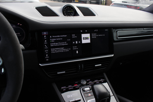 Porsche Cayenne Coupé 3.0 E-Hybrid 51.833 km! / Trekhaak / Camera / Lichtgewichtpakket / Carbon intr. / Luchtvering / 22'' / Softclose / Boxe / Sportstoelen / Sportdesign+Chrono / DAB / Stoelverwarming / Cruise Control