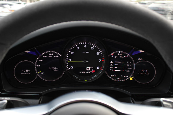 Porsche Cayenne Coupé 3.0 E-Hybrid 51.833 km! / Trekhaak / Camera / Lichtgewichtpakket / Carbon intr. / Luchtvering / 22'' / Softclose / Boxe / Sportstoelen / Sportdesign+Chrono / DAB / Stoelverwarming / Cruise Control