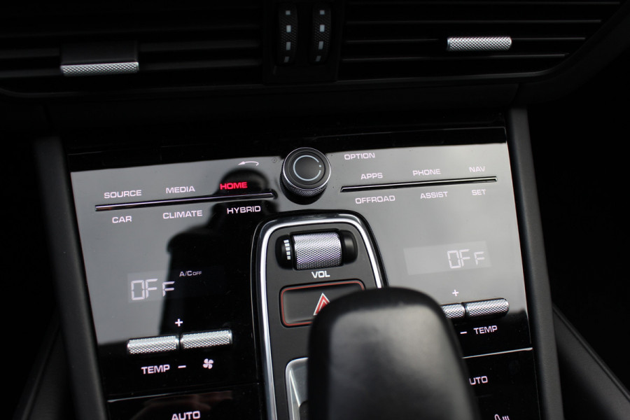 Porsche Cayenne Coupé 3.0 E-Hybrid 51.833 km! / Trekhaak / Camera / Lichtgewichtpakket / Carbon intr. / Luchtvering / 22'' / Softclose / Boxe / Sportstoelen / Sportdesign+Chrono / DAB / Stoelverwarming / Cruise Control