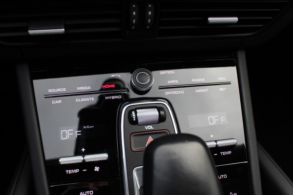 Porsche Cayenne Coupé 3.0 E-Hybrid 51.833 km! / Trekhaak / Camera / Lichtgewichtpakket / Carbon intr. / Luchtvering / 22'' / Softclose / Boxe / Sportstoelen / Sportdesign+Chrono / DAB / Stoelverwarming / Cruise Control