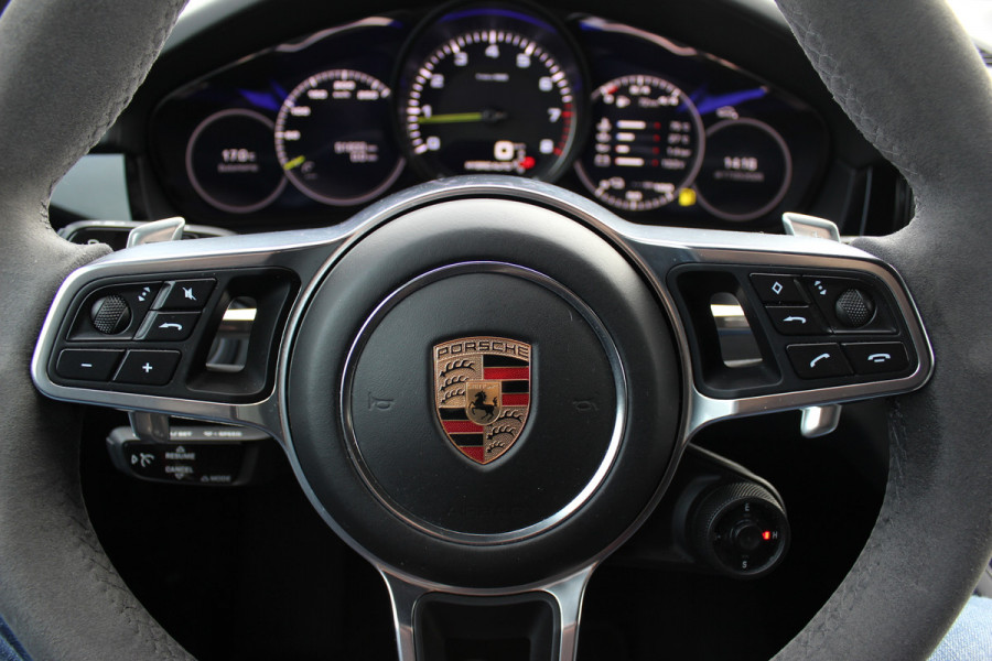 Porsche Cayenne Coupé 3.0 E-Hybrid 51.833 km! / Trekhaak / Camera / Lichtgewichtpakket / Carbon intr. / Luchtvering / 22'' / Softclose / Boxe / Sportstoelen / Sportdesign+Chrono / DAB / Stoelverwarming / Cruise Control