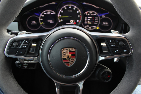 Porsche Cayenne Coupé 3.0 E-Hybrid 51.833 km! / Trekhaak / Camera / Lichtgewichtpakket / Carbon intr. / Luchtvering / 22'' / Softclose / Boxe / Sportstoelen / Sportdesign+Chrono / DAB / Stoelverwarming / Cruise Control