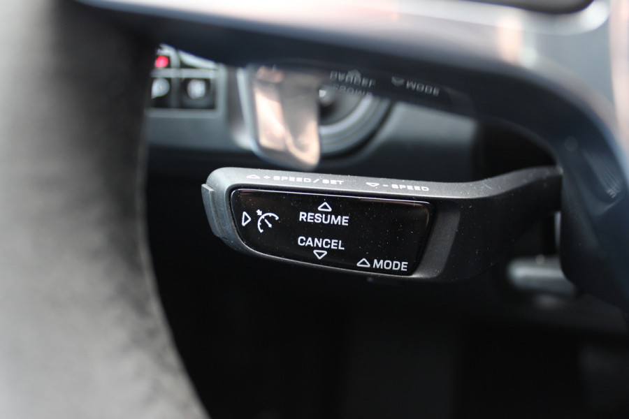 Porsche Cayenne Coupé 3.0 E-Hybrid 51.833 km! / Trekhaak / Camera / Lichtgewichtpakket / Carbon intr. / Luchtvering / 22'' / Softclose / Boxe / Sportstoelen / Sportdesign+Chrono / DAB / Stoelverwarming / Cruise Control