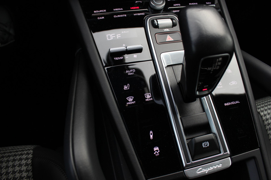 Porsche Cayenne Coupé 3.0 E-Hybrid 51.833 km! / Trekhaak / Camera / Lichtgewichtpakket / Carbon intr. / Luchtvering / 22'' / Softclose / Boxe / Sportstoelen / Sportdesign+Chrono / DAB / Stoelverwarming / Cruise Control