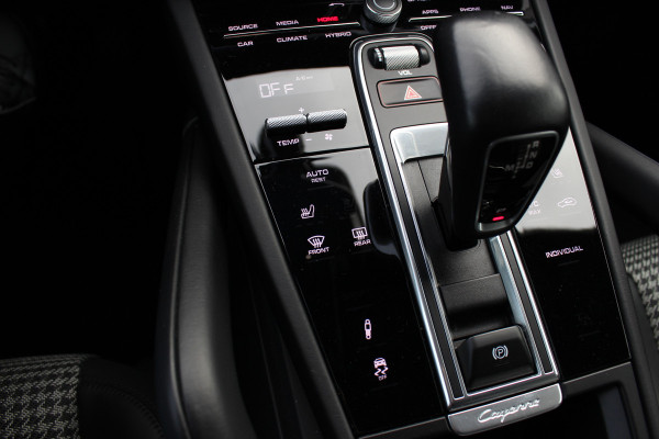 Porsche Cayenne Coupé 3.0 E-Hybrid 51.833 km! / Trekhaak / Camera / Lichtgewichtpakket / Carbon intr. / Luchtvering / 22'' / Softclose / Boxe / Sportstoelen / Sportdesign+Chrono / DAB / Stoelverwarming / Cruise Control