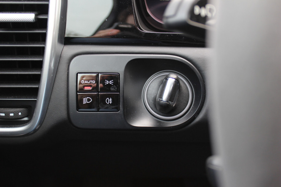 Porsche Cayenne Coupé 3.0 E-Hybrid 51.833 km! / Trekhaak / Camera / Lichtgewichtpakket / Carbon intr. / Luchtvering / 22'' / Softclose / Boxe / Sportstoelen / Sportdesign+Chrono / DAB / Stoelverwarming / Cruise Control