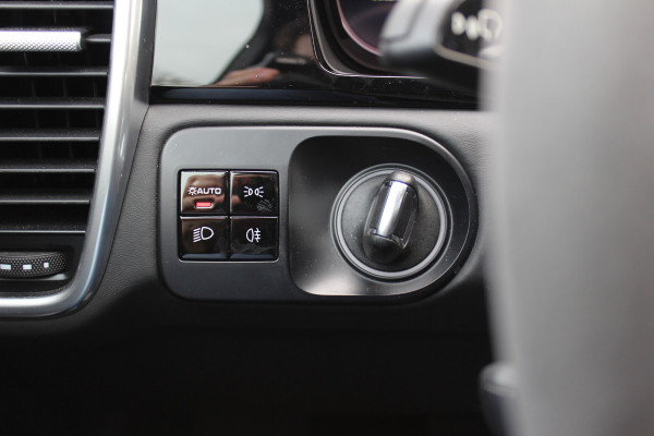 Porsche Cayenne Coupé 3.0 E-Hybrid 51.833 km! / Trekhaak / Camera / Lichtgewichtpakket / Carbon intr. / Luchtvering / 22'' / Softclose / Boxe / Sportstoelen / Sportdesign+Chrono / DAB / Stoelverwarming / Cruise Control