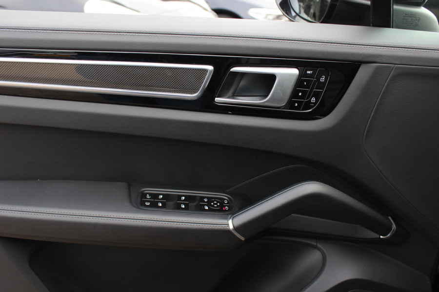 Porsche Cayenne Coupé 3.0 E-Hybrid 51.833 km! / Trekhaak / Camera / Lichtgewichtpakket / Carbon intr. / Luchtvering / 22'' / Softclose / Boxe / Sportstoelen / Sportdesign+Chrono / DAB / Stoelverwarming / Cruise Control