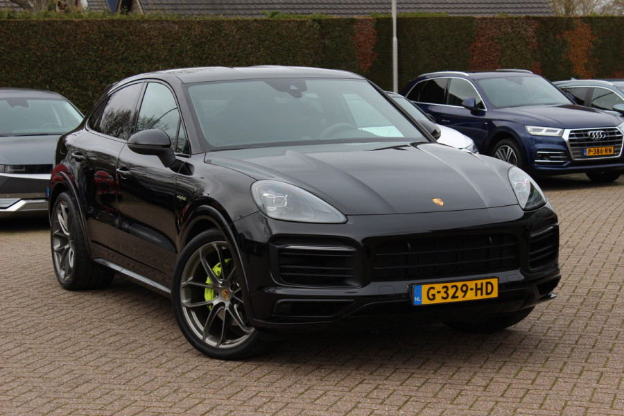 Porsche Cayenne Coupé 3.0 E-Hybrid 51.833 km! / Trekhaak / Camera / Lichtgewichtpakket / Carbon intr. / Luchtvering / 22'' / Softclose / Boxe / Sportstoelen / Sportdesign+Chrono / DAB / Stoelverwarming / Cruise Control