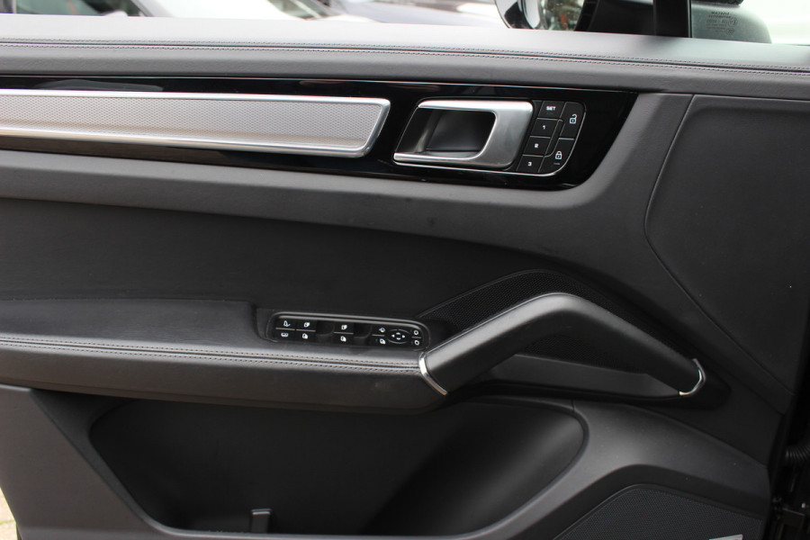 Porsche Cayenne Coupé 3.0 E-Hybrid Platinum Edition / Panoramadak / 360Camera / Luchtvering / 21'' / Sfeerverlichting / Sportchrono / Bose / Keyless / Sportuitlaat / Dodehoek / DAB / Stoelverwarming / ACC