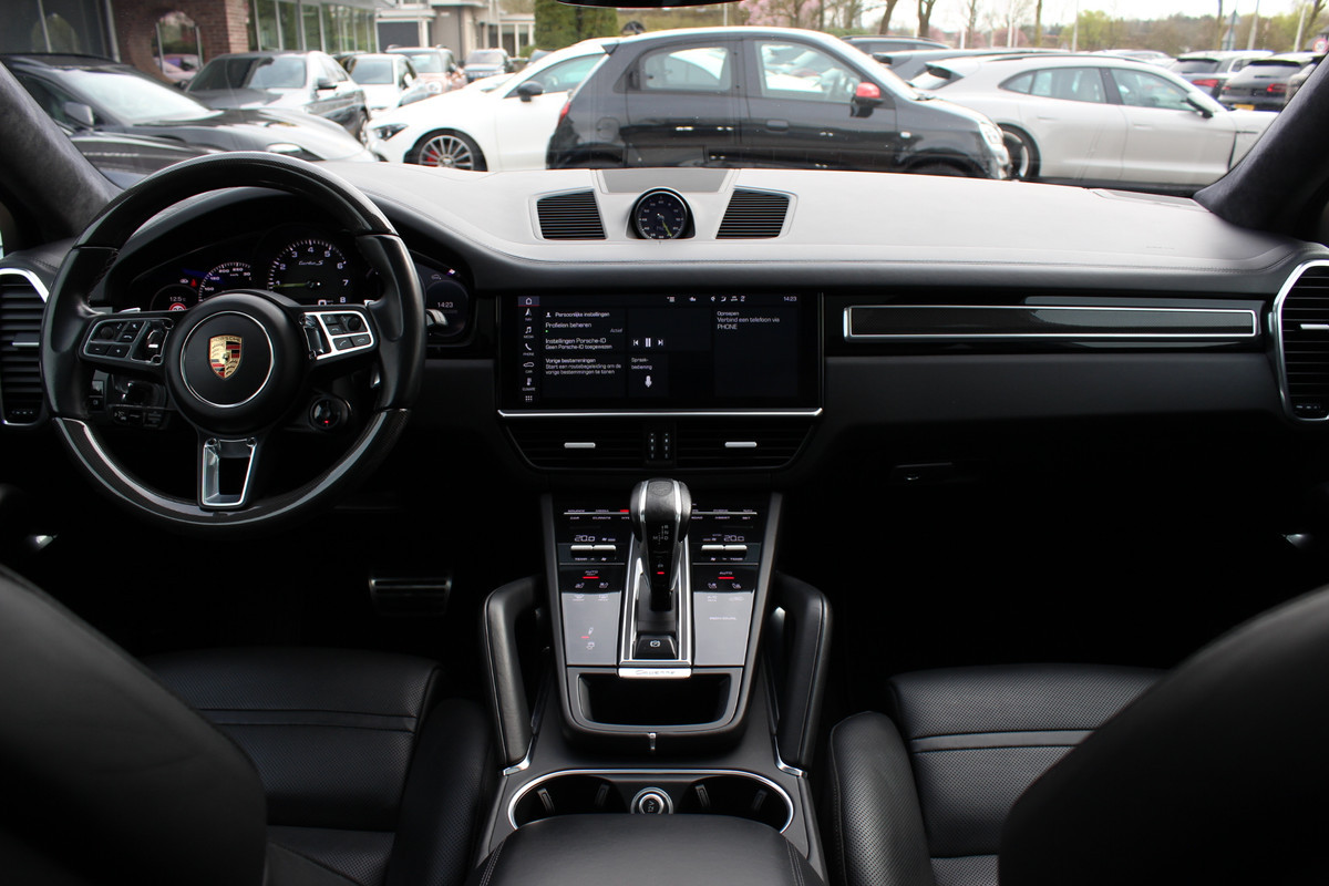 Porsche Cayenne Coupé 4.0 Turbo S E-Hybrid 680pk / TechArt / Trekhaak / Panoramadak / 360Camera / Head-up / Achterasbesturing / Keyless / Burmester / Softclose / Adaptieve Stoelen / 21'' / Cabron intr. / Luchtvering / Sportdesign+Chrono /