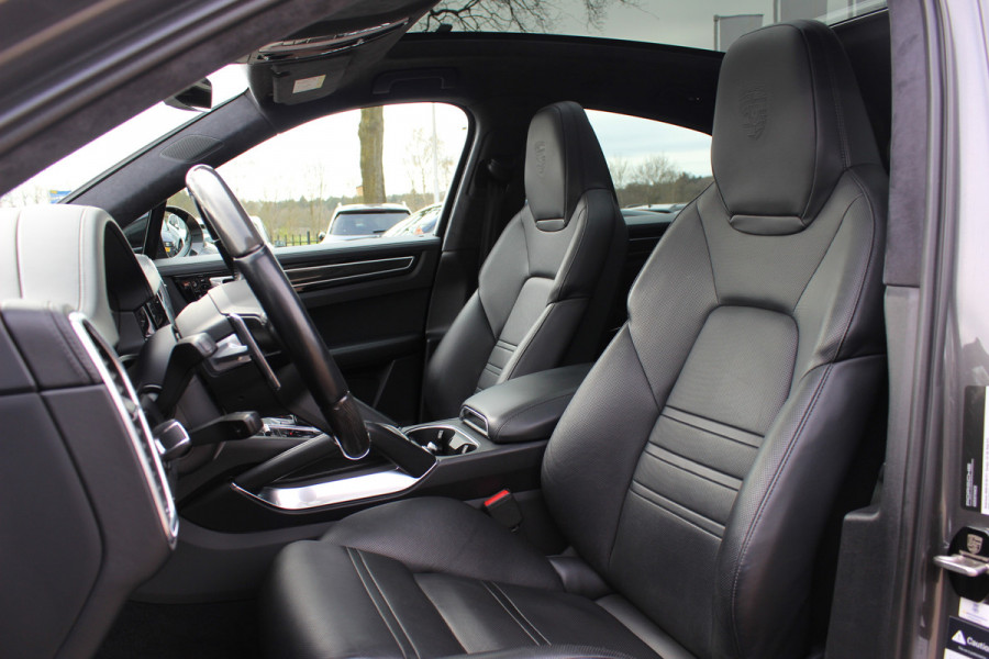 Porsche Cayenne Coupé 4.0 Turbo S E-Hybrid 680pk / TechArt / Trekhaak / Panoramadak / 360Camera / Head-up / Achterasbesturing / Keyless / Burmester / Softclose / Adaptieve Stoelen / 21'' / Cabron intr. / Luchtvering / Sportdesign+Chrono /