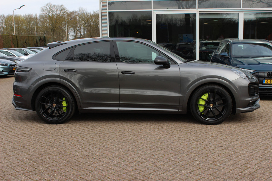 Porsche Cayenne Coupé 4.0 Turbo S E-Hybrid 680pk / TechArt / Trekhaak / Panoramadak / 360Camera / Head-up / Achterasbesturing / Keyless / Burmester / Softclose / Adaptieve Stoelen / 21'' / Cabron intr. / Luchtvering / Sportdesign+Chrono /