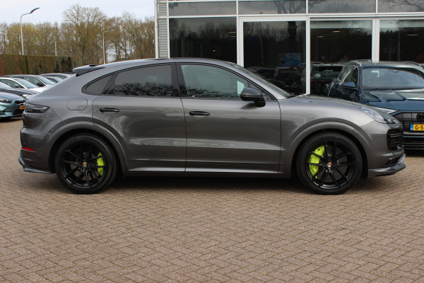 Porsche Cayenne Coupé 4.0 Turbo S E-Hybrid 680pk / TechArt / Trekhaak / Panoramadak / 360Camera / Head-up / Achterasbesturing / Keyless / Burmester / Softclose / Adaptieve Stoelen / 21'' / Cabron intr. / Luchtvering / Sportdesign+Chrono /