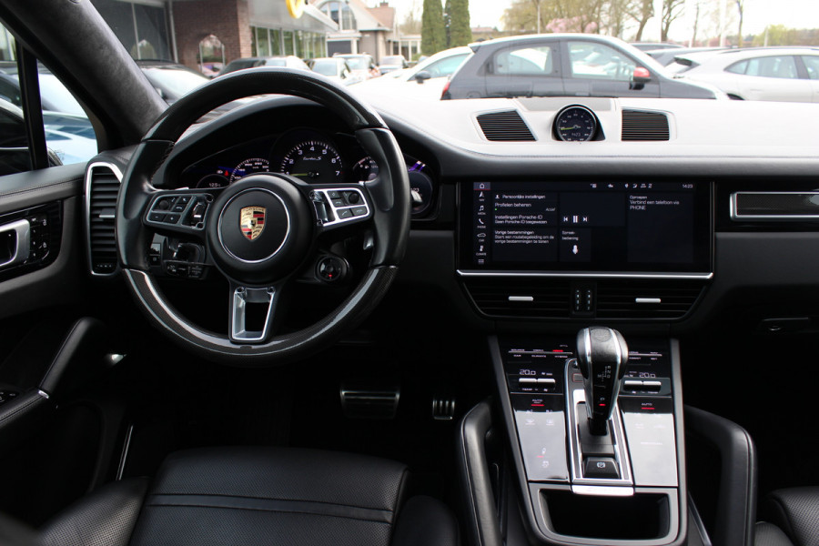 Porsche Cayenne Coupé 4.0 Turbo S E-Hybrid 680pk / TechArt / Trekhaak / Panoramadak / 360Camera / Head-up / Achterasbesturing / Keyless / Burmester / Softclose / Adaptieve Stoelen / 21'' / Cabron intr. / Luchtvering / Sportdesign+Chrono /