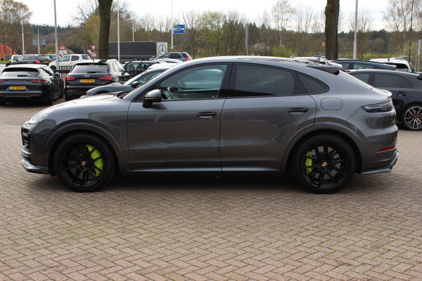 Porsche Cayenne Coupé 4.0 Turbo S E-Hybrid 680pk / TechArt / Trekhaak / Panoramadak / 360Camera / Head-up / Achterasbesturing / Keyless / Burmester / Softclose / Adaptieve Stoelen / 21'' / Cabron intr. / Luchtvering / Sportdesign+Chrono /