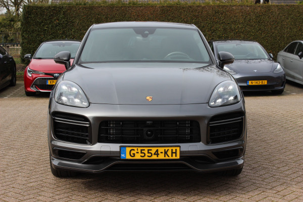 Porsche Cayenne Coupé 4.0 Turbo S E-Hybrid 680pk / TechArt / Trekhaak / Panoramadak / 360Camera / Head-up / Achterasbesturing / Keyless / Burmester / Softclose / Adaptieve Stoelen / 21'' / Cabron intr. / Luchtvering / Sportdesign+Chrono /