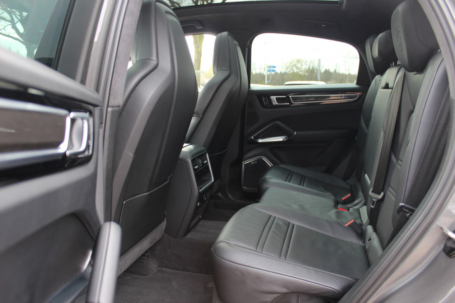 Porsche Cayenne Coupé 4.0 Turbo S E-Hybrid 680pk / TechArt / Trekhaak / Panoramadak / 360Camera / Head-up / Achterasbesturing / Keyless / Burmester / Softclose / Adaptieve Stoelen / 21'' / Cabron intr. / Luchtvering / Sportdesign+Chrono /