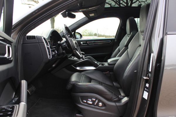 Porsche Cayenne Coupé 4.0 Turbo S E-Hybrid 680pk / TechArt / Trekhaak / Panoramadak / 360Camera / Head-up / Achterasbesturing / Keyless / Burmester / Softclose / Adaptieve Stoelen / 21'' / Cabron intr. / Luchtvering / Sportdesign+Chrono /