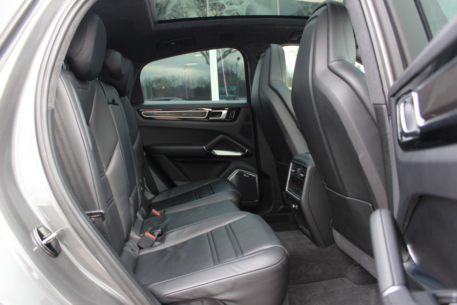 Porsche Cayenne Coupé 4.0 Turbo S E-Hybrid 680pk / TechArt / Trekhaak / Panoramadak / 360Camera / Head-up / Achterasbesturing / Keyless / Burmester / Softclose / Adaptieve Stoelen / 21'' / Cabron intr. / Luchtvering / Sportdesign+Chrono /