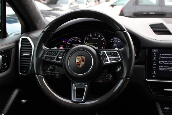 Porsche Cayenne Coupé 4.0 Turbo S E-Hybrid 680pk / TechArt / Trekhaak / Panoramadak / 360Camera / Head-up / Achterasbesturing / Keyless / Burmester / Softclose / Adaptieve Stoelen / 21'' / Cabron intr. / Luchtvering / Sportdesign+Chrono /