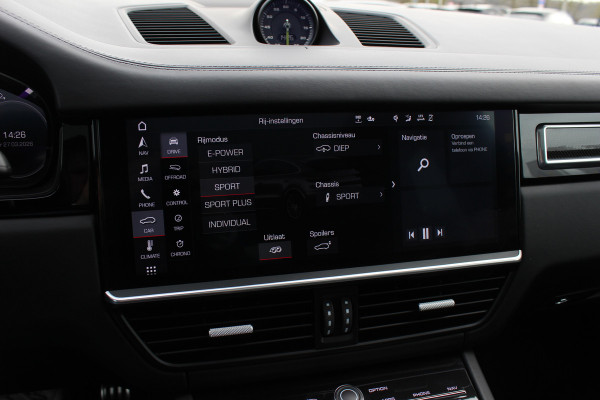 Porsche Cayenne Coupé 4.0 Turbo S E-Hybrid 680pk / TechArt / Trekhaak / Panoramadak / 360Camera / Head-up / Achterasbesturing / Keyless / Burmester / Softclose / Adaptieve Stoelen / 21'' / Cabron intr. / Luchtvering / Sportdesign+Chrono /