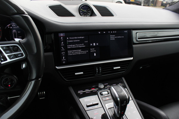 Porsche Cayenne Coupé 4.0 Turbo S E-Hybrid 680pk / TechArt / Trekhaak / Panoramadak / 360Camera / Head-up / Achterasbesturing / Keyless / Burmester / Softclose / Adaptieve Stoelen / 21'' / Cabron intr. / Luchtvering / Sportdesign+Chrono /