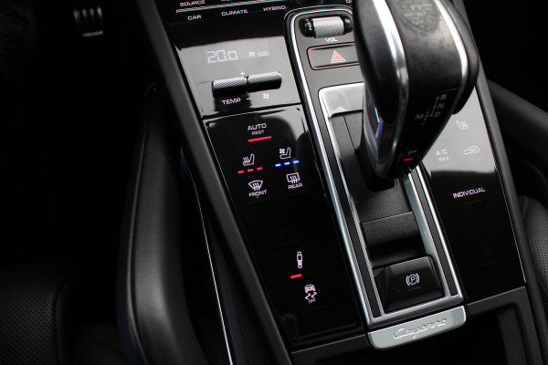 Porsche Cayenne Coupé 4.0 Turbo S E-Hybrid 680pk / TechArt / Trekhaak / Panoramadak / 360Camera / Head-up / Achterasbesturing / Keyless / Burmester / Softclose / Adaptieve Stoelen / 21'' / Cabron intr. / Luchtvering / Sportdesign+Chrono /
