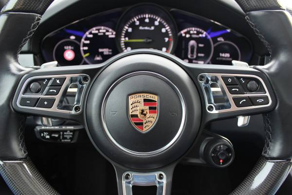 Porsche Cayenne Coupé 4.0 Turbo S E-Hybrid 680pk / TechArt / Trekhaak / Panoramadak / 360Camera / Head-up / Achterasbesturing / Keyless / Burmester / Softclose / Adaptieve Stoelen / 21'' / Cabron intr. / Luchtvering / Sportdesign+Chrono /