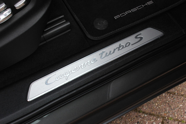 Porsche Cayenne Coupé 4.0 Turbo S E-Hybrid 680pk / TechArt / Trekhaak / Panoramadak / 360Camera / Head-up / Achterasbesturing / Keyless / Burmester / Softclose / Adaptieve Stoelen / 21'' / Cabron intr. / Luchtvering / Sportdesign+Chrono /