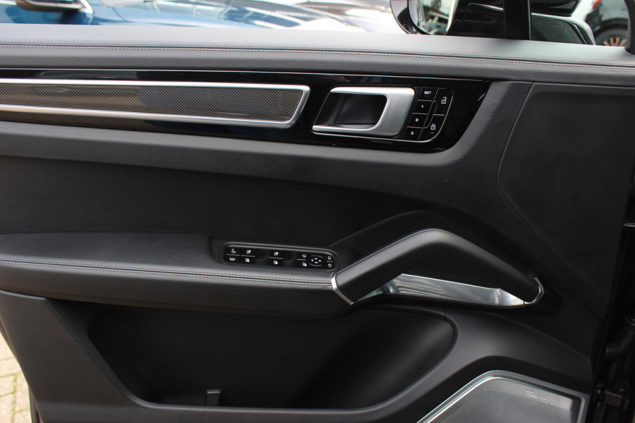 Porsche Cayenne Coupé 4.0 Turbo S E-Hybrid 680pk / TechArt / Trekhaak / Panoramadak / 360Camera / Head-up / Achterasbesturing / Keyless / Burmester / Softclose / Adaptieve Stoelen / 21'' / Cabron intr. / Luchtvering / Sportdesign+Chrono /