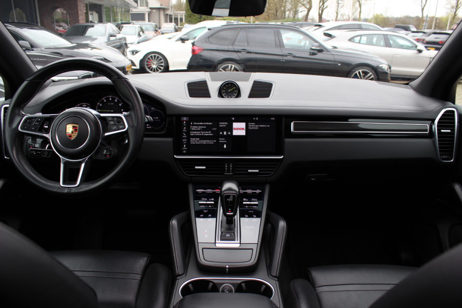Porsche Cayenne 3.0 E-Hybrid / Panoramadak / Camera / Softclose / Keyless / Carbon intr. / Luchtvering / 21'' / Bose / Sfeerverlichting / Adaptieve stoelen / Stoelventilatie / Stoelverwarming 4x / Sportchrono / Dodehoek
