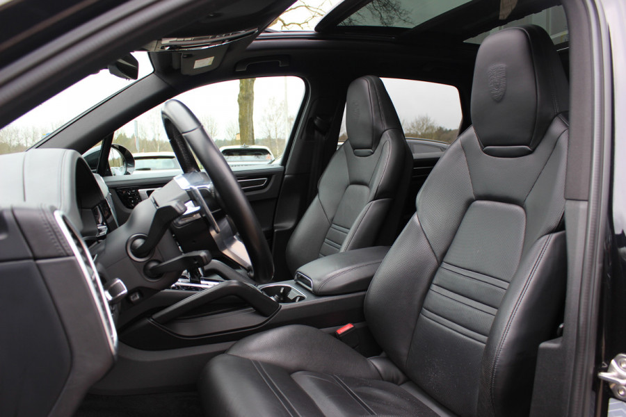 Porsche Cayenne 3.0 E-Hybrid / Panoramadak / Camera / Softclose / Keyless / Carbon intr. / Luchtvering / 21'' / Bose / Sfeerverlichting / Adaptieve stoelen / Stoelventilatie / Stoelverwarming 4x / Sportchrono / Dodehoek
