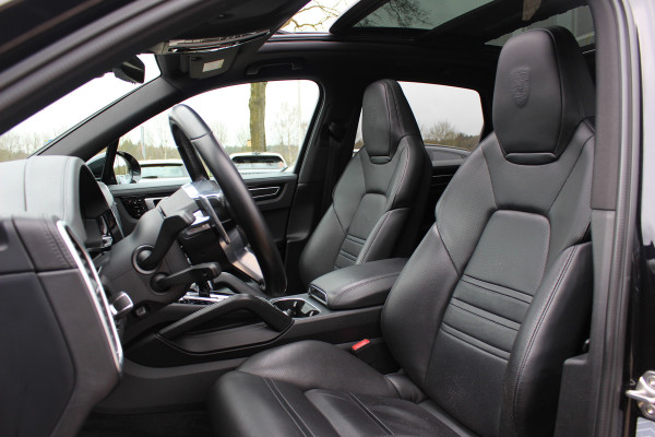 Porsche Cayenne 3.0 E-Hybrid / Panoramadak / Camera / Softclose / Keyless / Carbon intr. / Luchtvering / 21'' / Bose / Sfeerverlichting / Adaptieve stoelen / Stoelventilatie / Stoelverwarming 4x / Sportchrono / Dodehoek