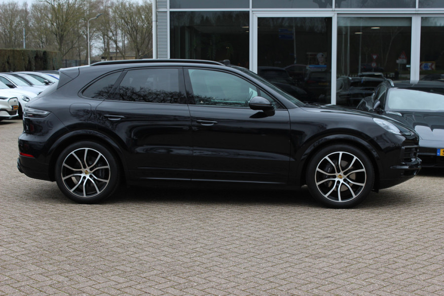 Porsche Cayenne 3.0 E-Hybrid / Panoramadak / Camera / Softclose / Keyless / Carbon intr. / Luchtvering / 21'' / Bose / Sfeerverlichting / Adaptieve stoelen / Stoelventilatie / Stoelverwarming 4x / Sportchrono / Dodehoek