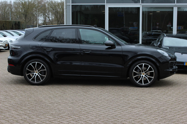 Porsche Cayenne 3.0 E-Hybrid / Panoramadak / Camera / Softclose / Keyless / Carbon intr. / Luchtvering / 21'' / Bose / Sfeerverlichting / Adaptieve stoelen / Stoelventilatie / Stoelverwarming 4x / Sportchrono / Dodehoek