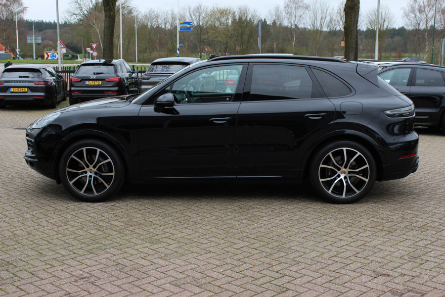 Porsche Cayenne 3.0 E-Hybrid / Panoramadak / Camera / Softclose / Keyless / Carbon intr. / Luchtvering / 21'' / Bose / Sfeerverlichting / Adaptieve stoelen / Stoelventilatie / Stoelverwarming 4x / Sportchrono / Dodehoek