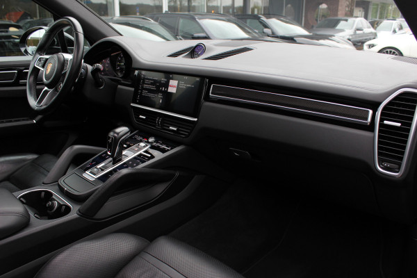 Porsche Cayenne 3.0 E-Hybrid / Panoramadak / Camera / Softclose / Keyless / Carbon intr. / Luchtvering / 21'' / Bose / Sfeerverlichting / Adaptieve stoelen / Stoelventilatie / Stoelverwarming 4x / Sportchrono / Dodehoek