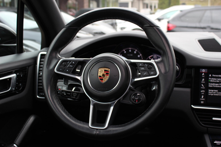 Porsche Cayenne 3.0 E-Hybrid / Panoramadak / Camera / Softclose / Keyless / Carbon intr. / Luchtvering / 21'' / Bose / Sfeerverlichting / Adaptieve stoelen / Stoelventilatie / Stoelverwarming 4x / Sportchrono / Dodehoek