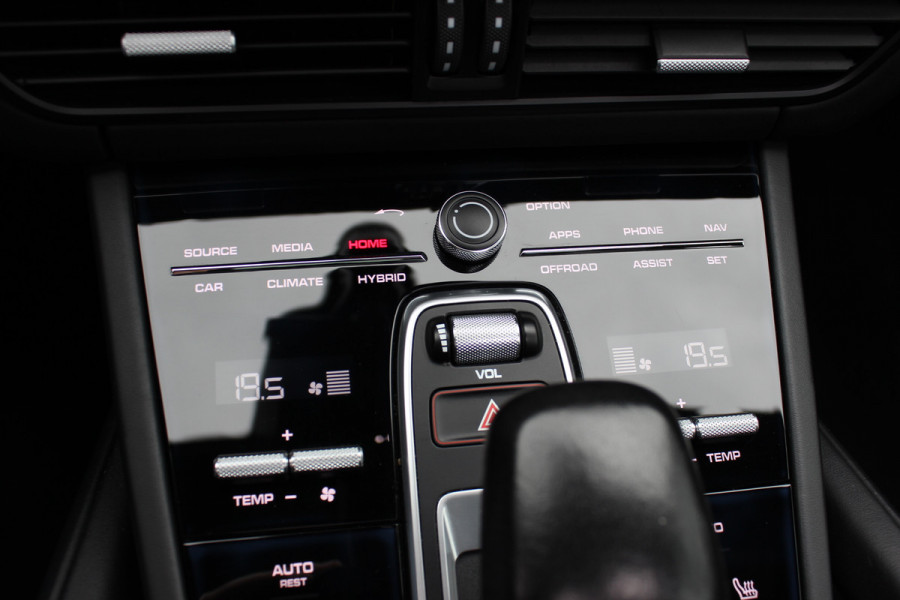 Porsche Cayenne 3.0 E-Hybrid / Panoramadak / Camera / Softclose / Keyless / Carbon intr. / Luchtvering / 21'' / Bose / Sfeerverlichting / Adaptieve stoelen / Stoelventilatie / Stoelverwarming 4x / Sportchrono / Dodehoek