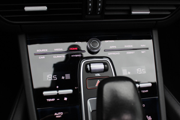Porsche Cayenne 3.0 E-Hybrid / Panoramadak / Camera / Softclose / Keyless / Carbon intr. / Luchtvering / 21'' / Bose / Sfeerverlichting / Adaptieve stoelen / Stoelventilatie / Stoelverwarming 4x / Sportchrono / Dodehoek