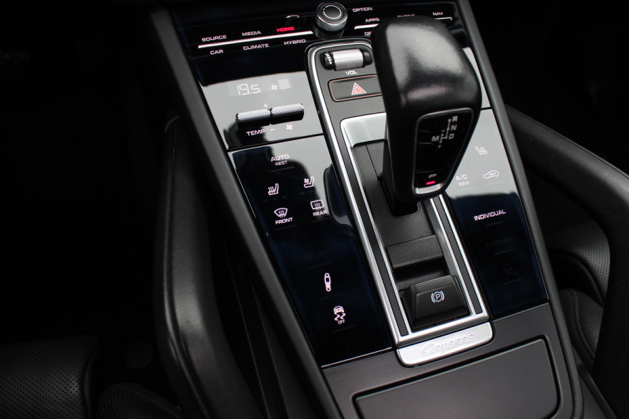 Porsche Cayenne 3.0 E-Hybrid / Panoramadak / Camera / Softclose / Keyless / Carbon intr. / Luchtvering / 21'' / Bose / Sfeerverlichting / Adaptieve stoelen / Stoelventilatie / Stoelverwarming 4x / Sportchrono / Dodehoek