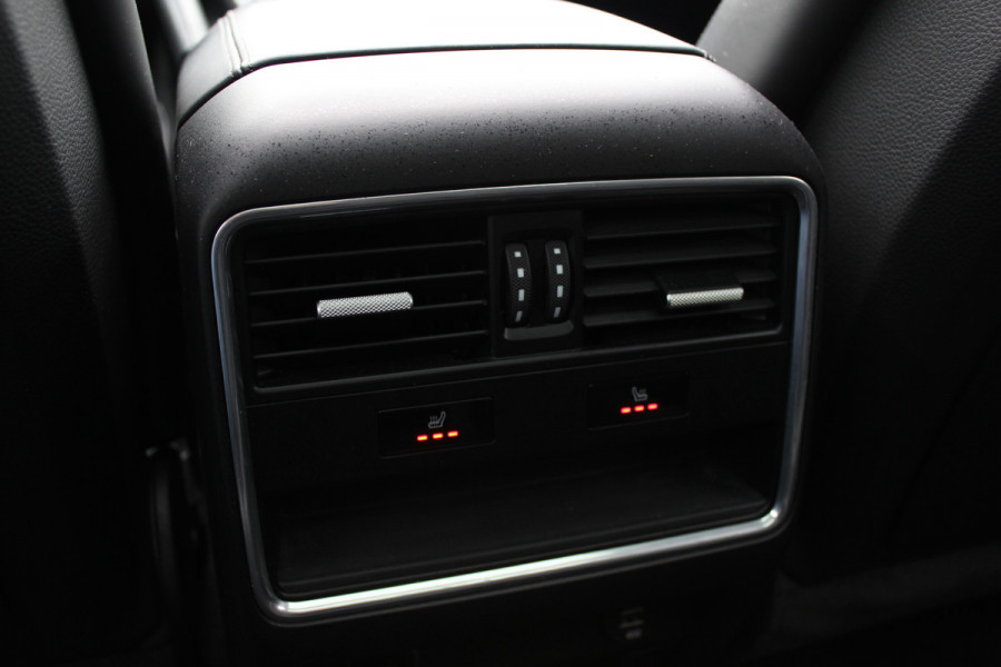 Porsche Cayenne 3.0 E-Hybrid / Panoramadak / Camera / Softclose / Keyless / Carbon intr. / Luchtvering / 21'' / Bose / Sfeerverlichting / Adaptieve stoelen / Stoelventilatie / Stoelverwarming 4x / Sportchrono / Dodehoek
